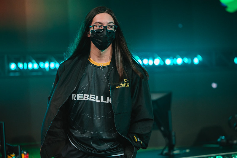 florescent-valorant-gamer